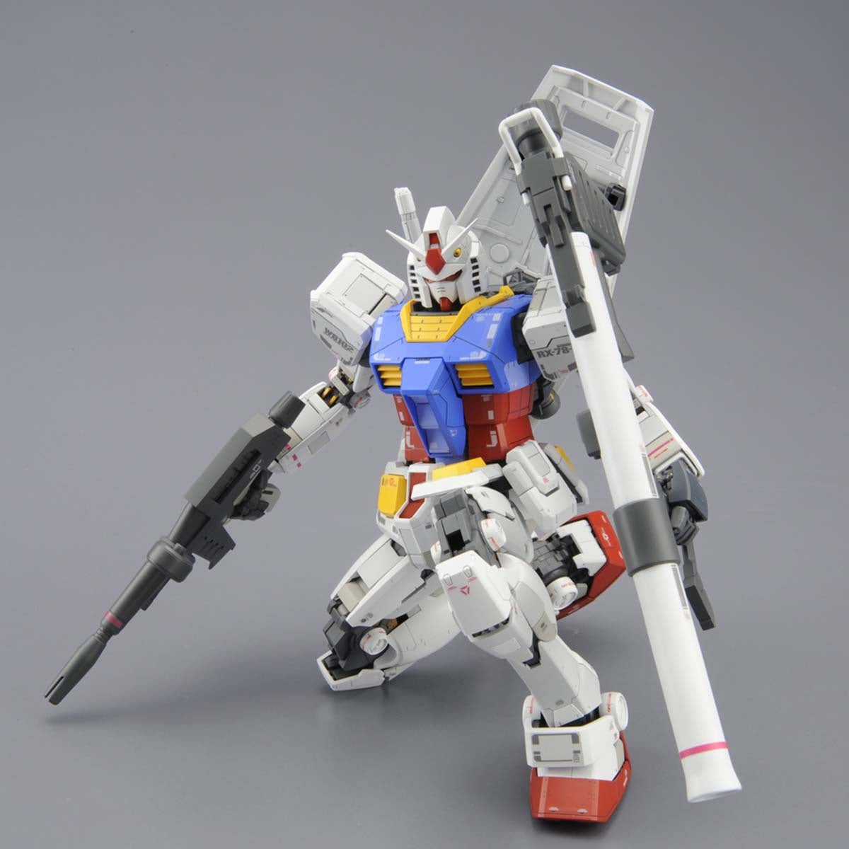 Bandai MG 1/100 RX-78-2 Gundam Ver.3.0 [4573102616104]