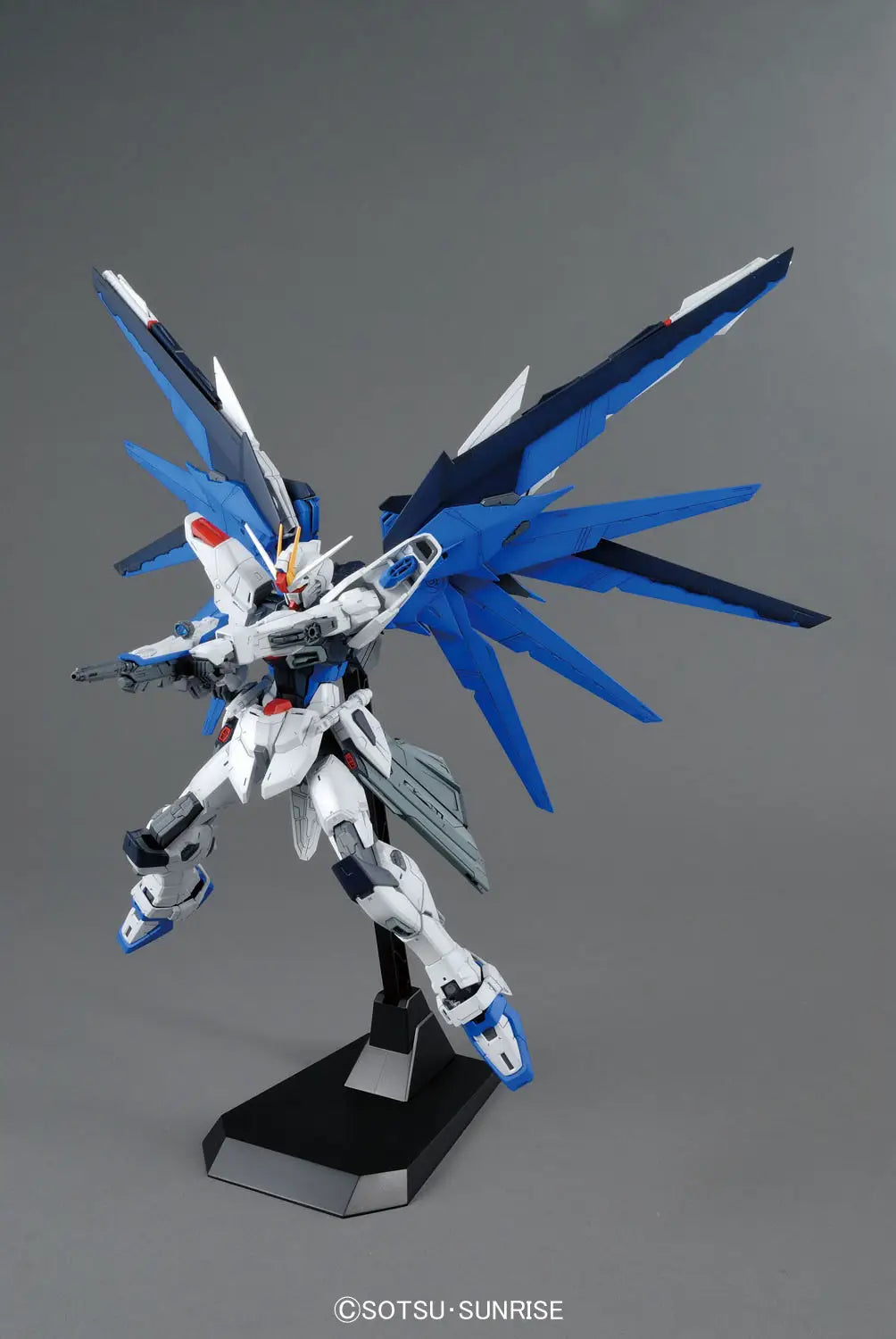 Bandai MG 1/100 Freedom Gundam Ver.2.0 [4573102616111]