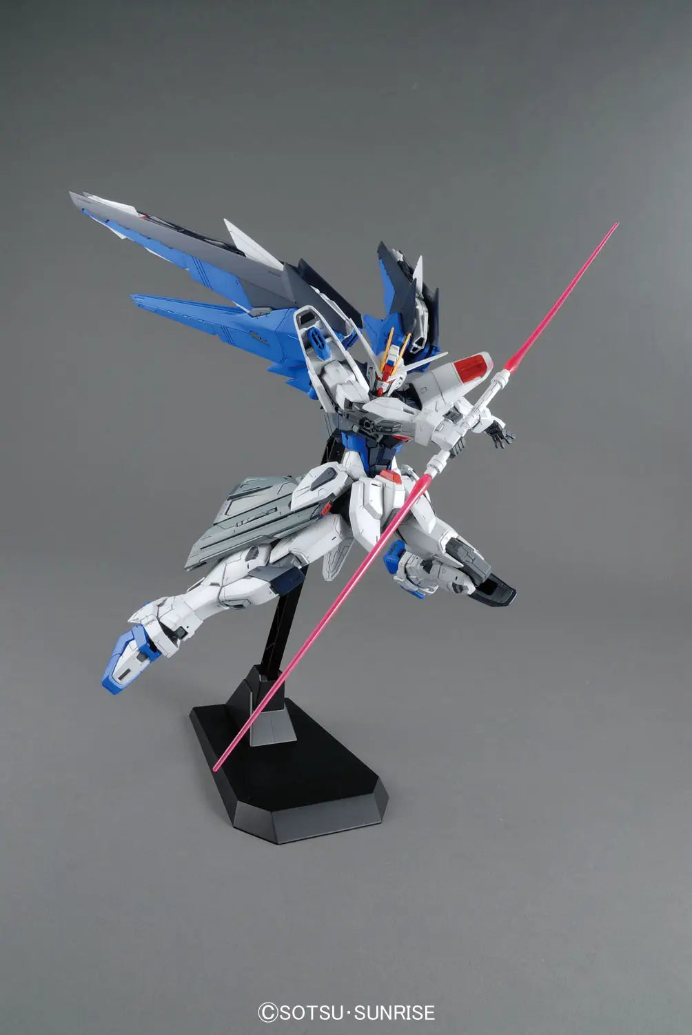 Bandai MG 1/100 Freedom Gundam Ver.2.0 [4573102616111]