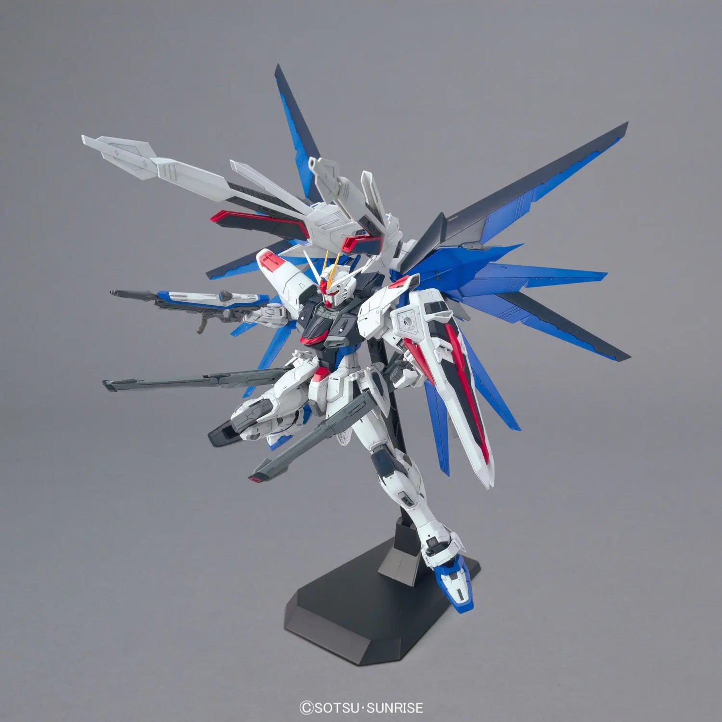 Bandai MG 1/100 Freedom Gundam Ver.2.0 [4573102616111]