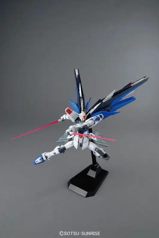 Bandai MG 1/100 Freedom Gundam Ver.2.0 [4573102616111]