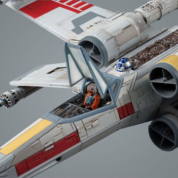 Premium Bandai Star Wars 1.72 X-Wing StarFighter & R2-D2 [4573102686169]